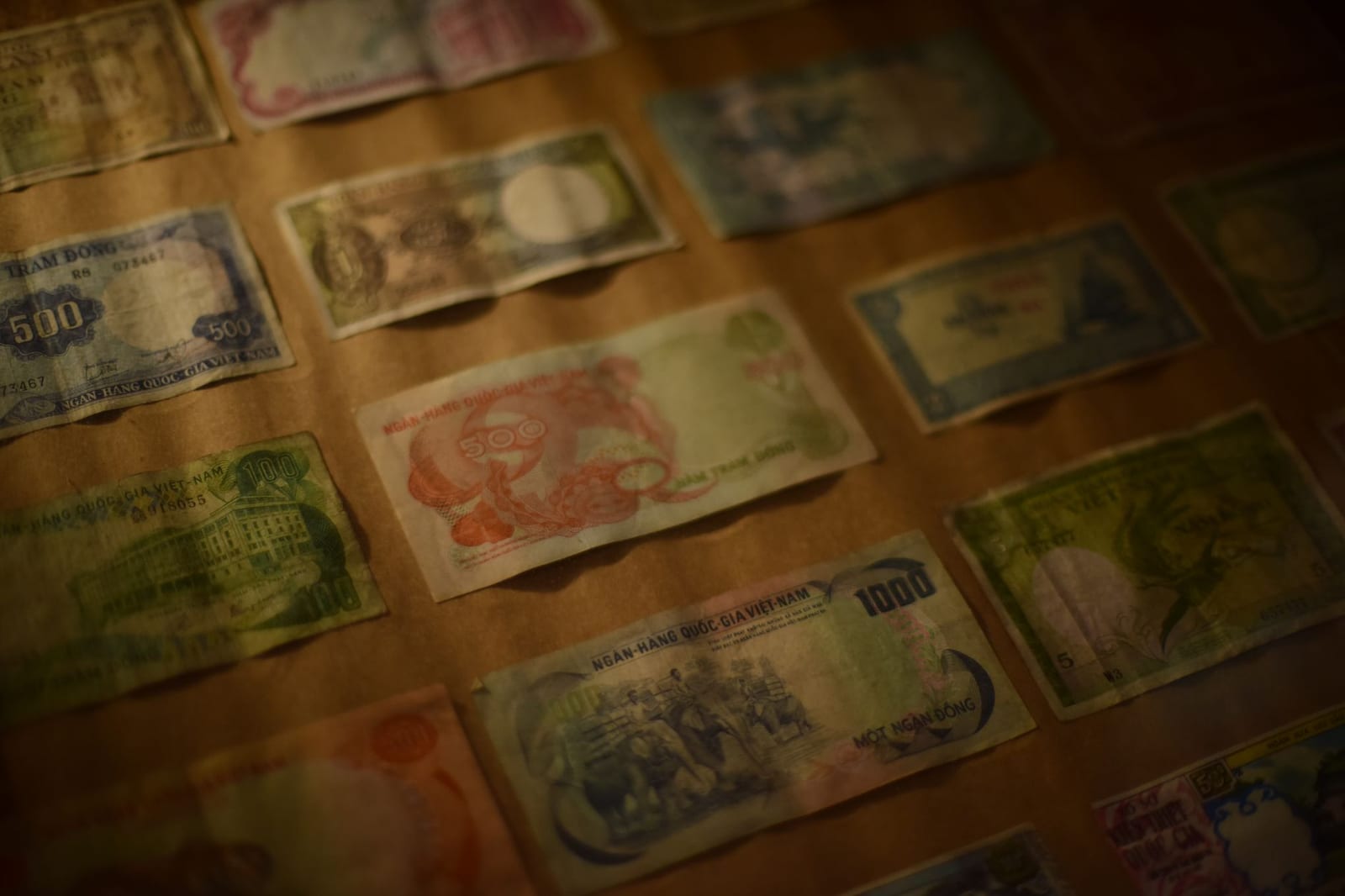 Small Vietnamese đồng notes counted out — perfect denominations for tipping.